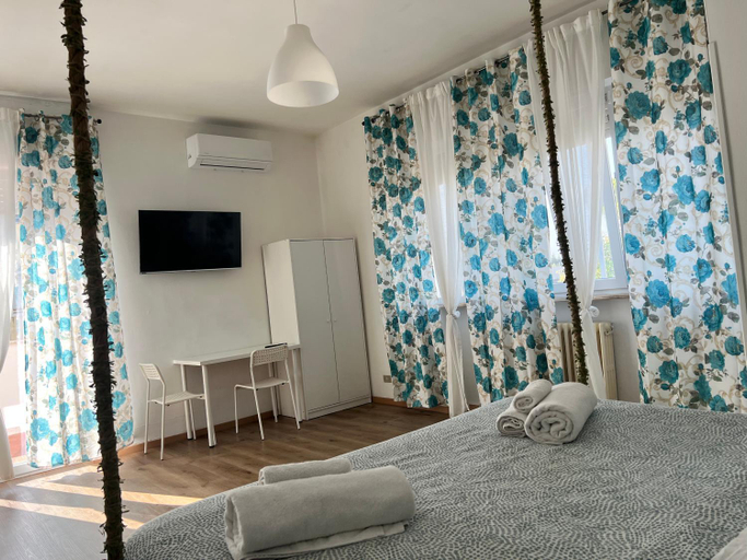 Others 4, Villa COME A CASA TUA, Bari