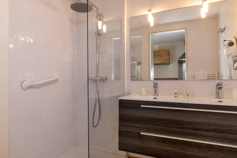 Bathroom 3, Hotel & Residence Lou Paradou Greoux Les Bains, Alpes-de-Haute-Provence