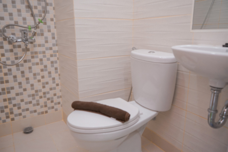 Bathroom 5, Minimalist and Warm Studio Room at Cisauk Point Apartment By Travelio, Tangerang