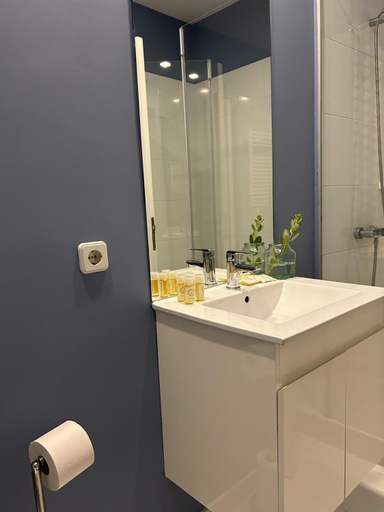 Bathroom 3, Innapartments Lsd, Porto