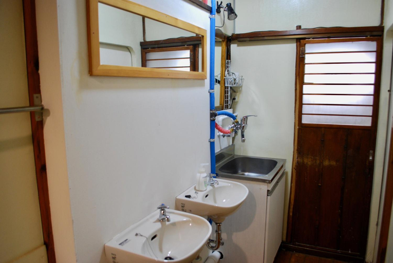 Bathroom 2, Nomad Hostel Classic, Taitō