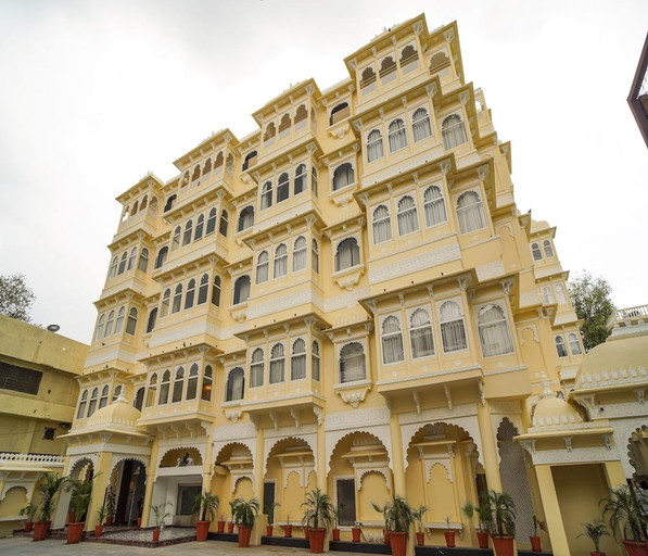 Exterior & Views