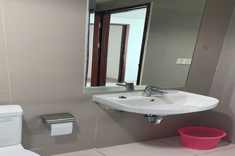 Bathroom 3, Springhill Royale Suites Sky Pool, North Jakarta