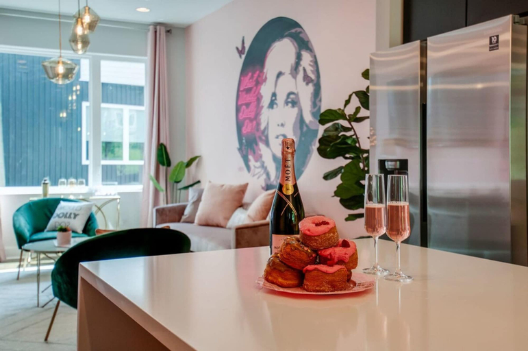 Room 4, Going Fast Dollys Dream 12 Beds, Davidson