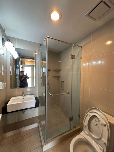 Bathroom 4, Staycation Jakarta Kensington Royal, North Jakarta