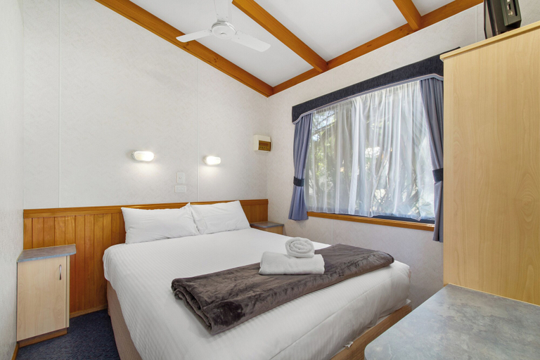 Bedroom 2, Lakes Entrance Tourist Park, E. Gippsland - Bairnsdale