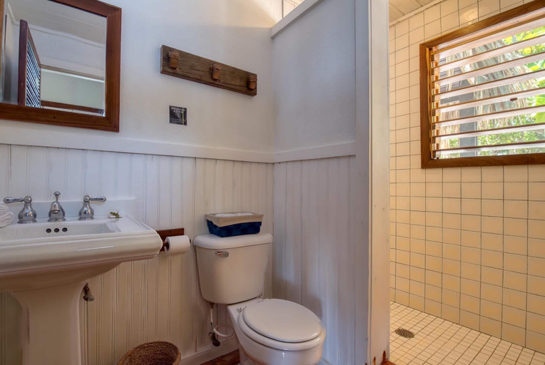 Bathroom 4, CAMP BAY LODGE, José Santos Guardiola