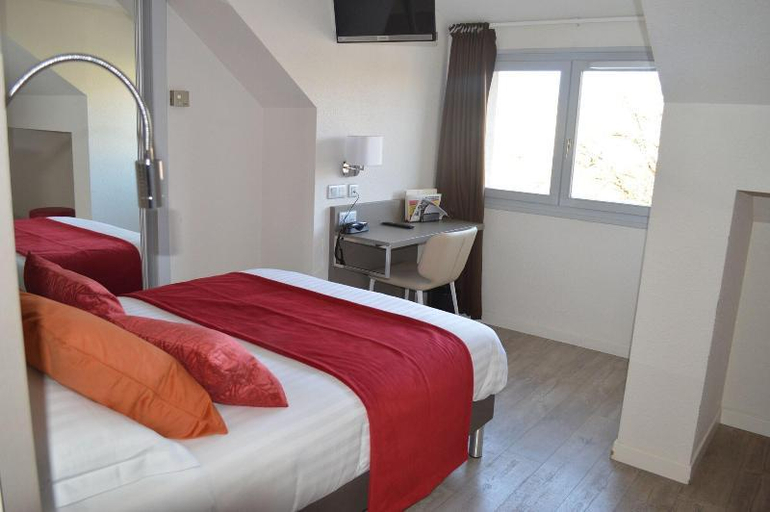 Bedroom 3, Logis Hotel du Parc-Restaurant - Le Rouget de Lisle, Jura