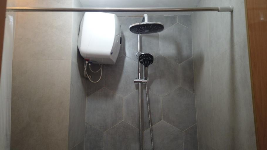 Bathroom 2, Luxurious Studio Pinewood Apartment By Travelio, Sumedang