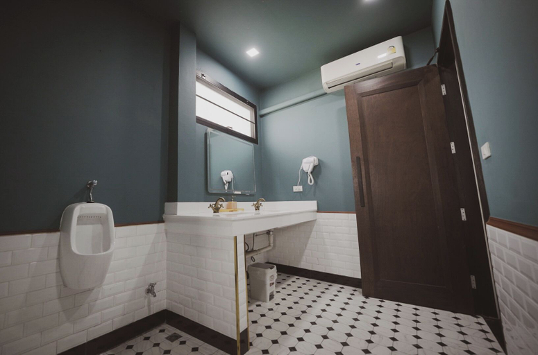 Bathroom 5, Poshtel 56, Khlong San