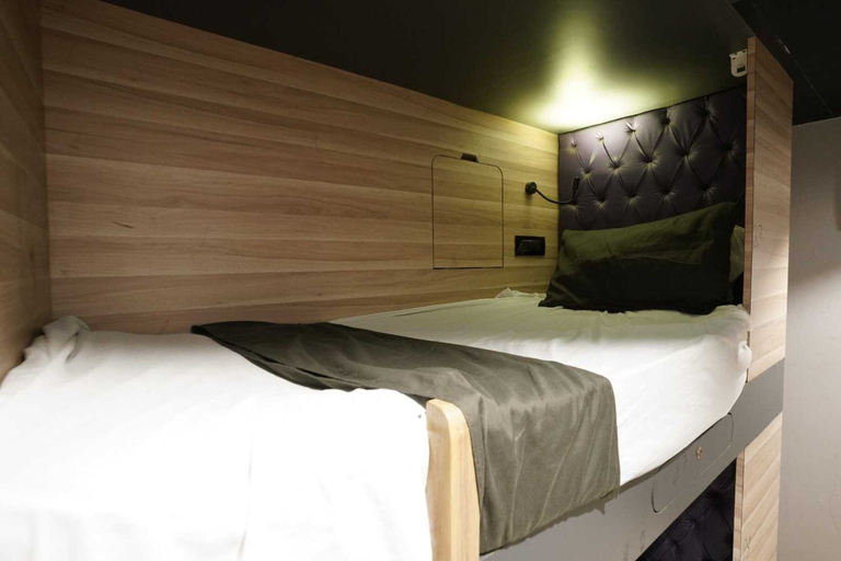 Room 5, Single Bed Stays in Mixed Dormitory Room Andheri, Mumbai Suburban