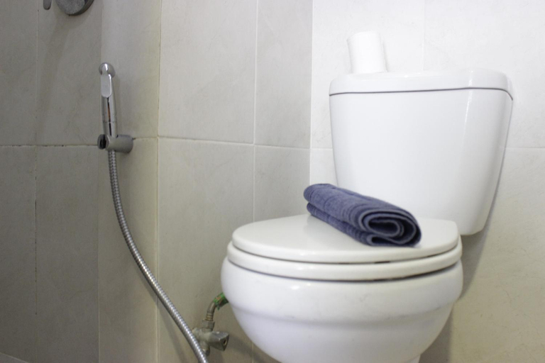 Bathroom 2, Pleasant 2BR Apt at Jarrdin Cihampelas By Travelio, Bandung