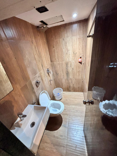 Bathroom, Hotel Signature Inn, Mumbai Suburban
