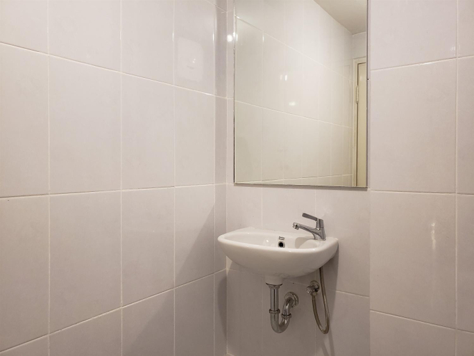 Bathroom 3, Minimalist 2BR @ Tokyo Riverside PIK 2 By Travelio, Tangerang