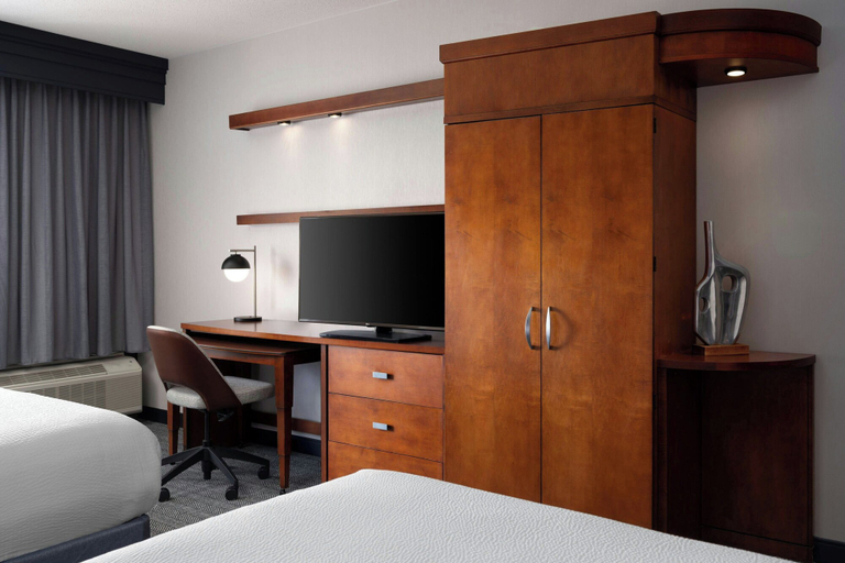 Bedroom 2, Courtyard by Marriott Dayton-University of Dayton, Montgomery