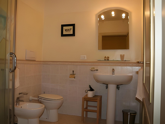 Bathroom 3, La Boheme B&B, Lucca