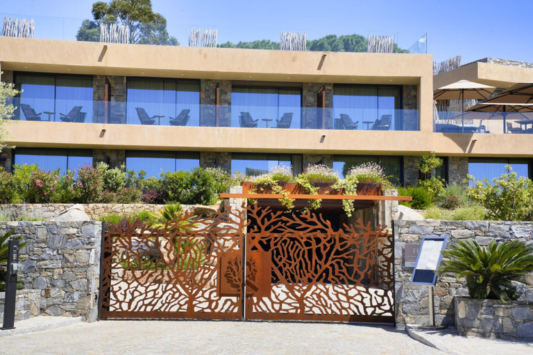 Exterior & Views