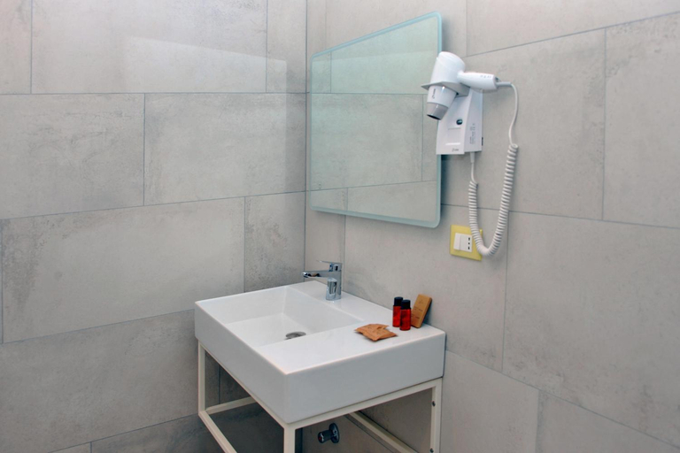 Bathroom 3, Bluotranto, Lecce