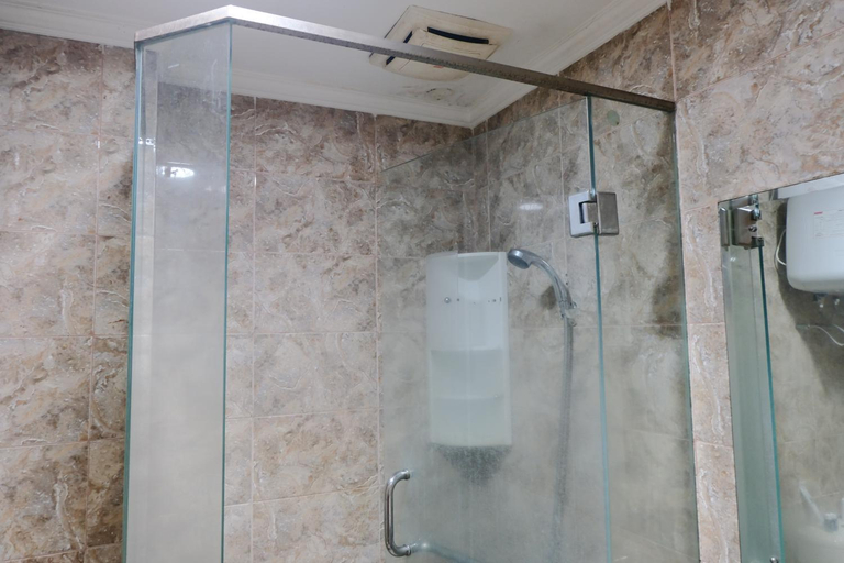 Bathroom, Spacious 2BR Apartment at Galeri Ciumbuleuit 1 By Travelio, Bandung