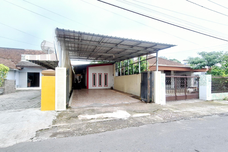 Exterior & Views, RedDoorz @ Victoria Hotel near Stasiun Blitar, Blitar