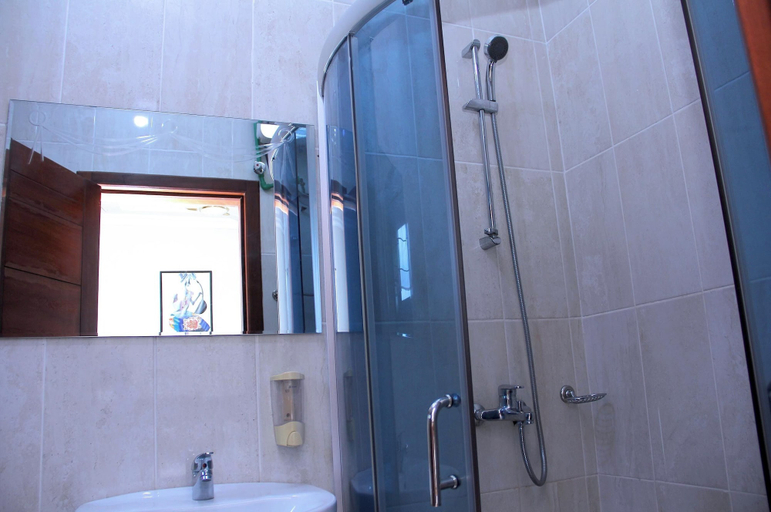Bathroom 3, Rainforest Hotel, Lower Denkyira