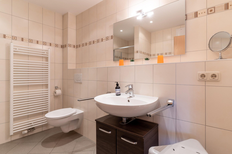 Bathroom 3, Apartment in Busum With Harbor Views, Dithmarschen