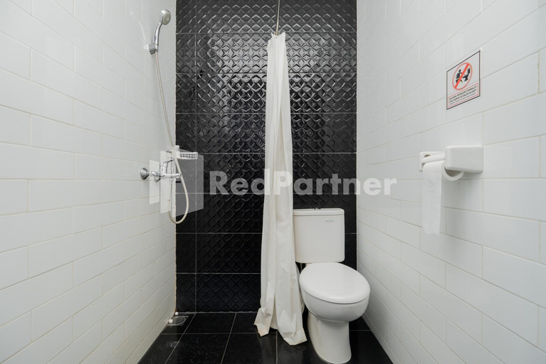 Bathroom 3, Palm Eight Mitra RedDoorz, South Jakarta