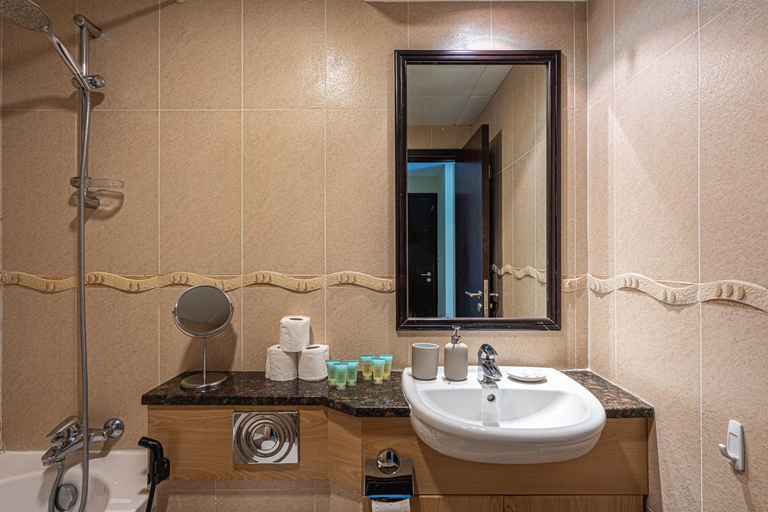 Bathroom 5, HiGuests - Spacious Apartment Close to Dubai Marina Walk, Dubai