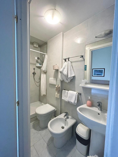 Bathroom 4, Hotel Florenz, Savona