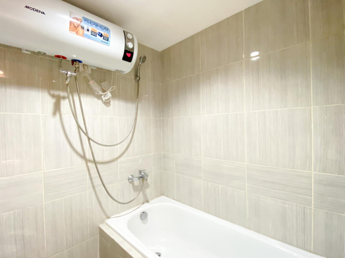 Bathroom, CozyHomey Studio at Vasanta Innopark By Travelio, Cikarang