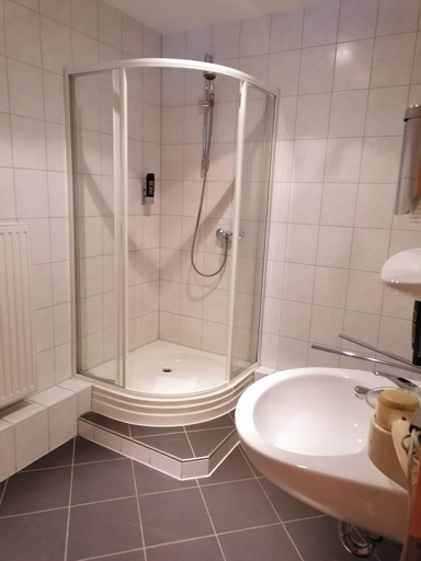 Bathroom 5, Café & Hotel am Holzhafen, Stade