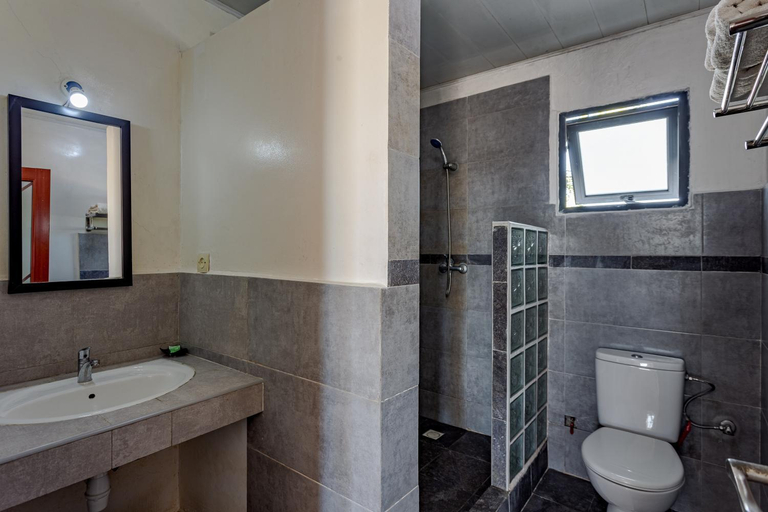 Bathroom, HOTEL H1 MANAKARA, Vatovavy Fitovinany