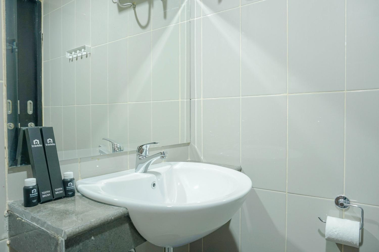 Bathroom, Spacious & Modern Studio @ Atlanta Apt By Travelio, Depok