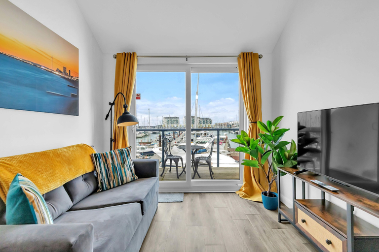 Room 3, On the Water 5 With Free Parking By My Getaways, Brighton and Hove