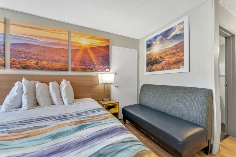 Bedroom 4, Bristol Parkway Inn, Sullivan