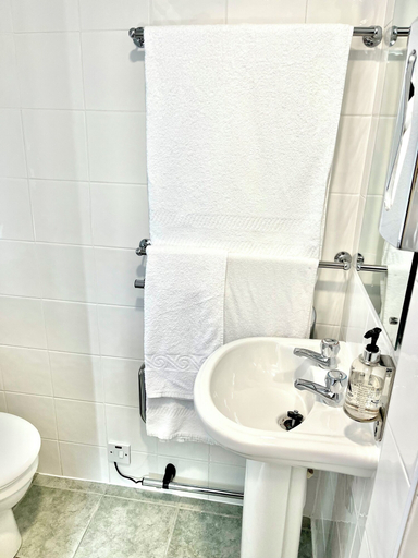 Bathroom 4, Clifton Court Metro Hotel, Lancashire