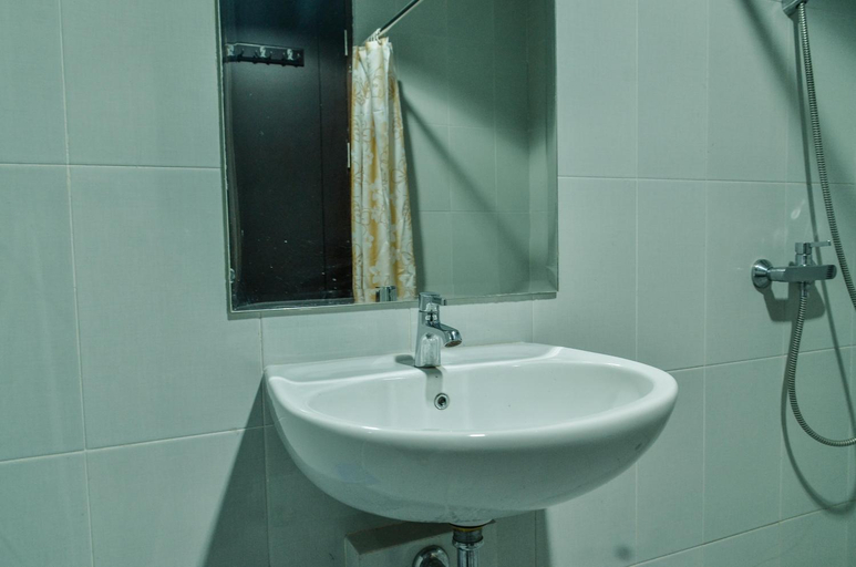 Bathroom 3, Homey and Comfy 1BR at Casa de Parco Apartment By Travelio, Tangerang
