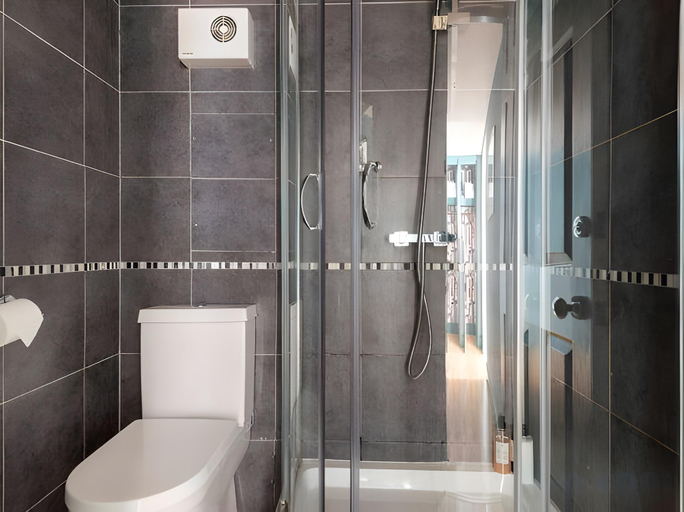 Bathroom 4, West Beach Hotel, Brighton and Hove