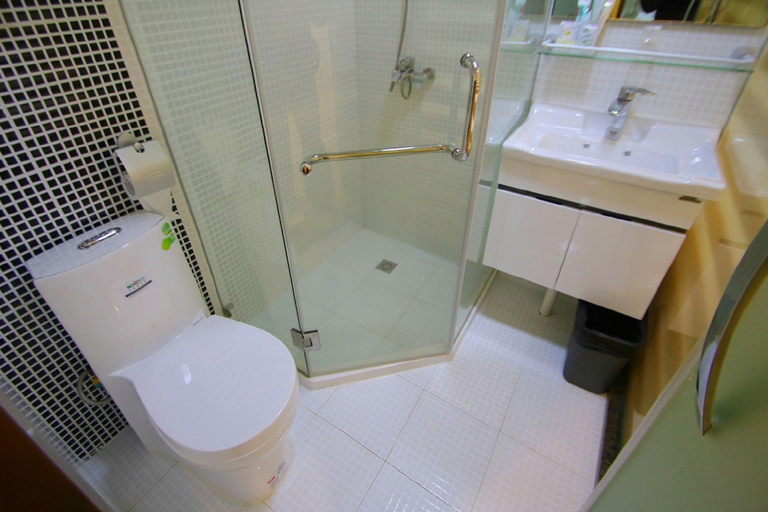 Bathroom 3, Hi inn Shanghai The Bund Renming Road, Shanghai