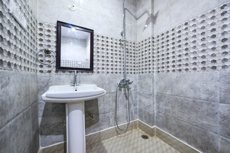 Bathroom 4, FabHotel Black Stone, Gautam Buddha Nagar