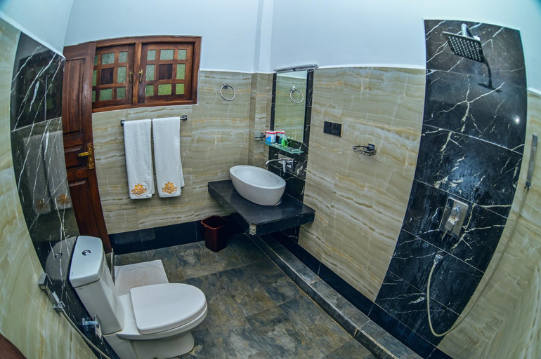 Bathroom 4, Hotel Golden Ray, Dambulla