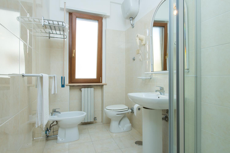 Bathroom 4, Hotel Royal, Cosenza