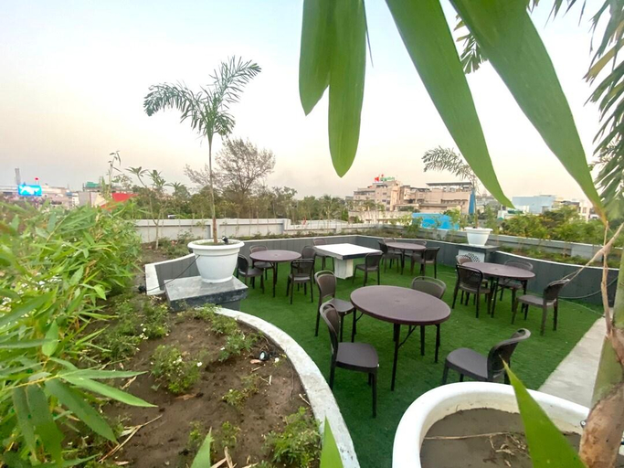 Food & Drinks 5, HOTEL MUMBAI HOUSE, LIG BEHIND CHL HOSPITAL, Indore