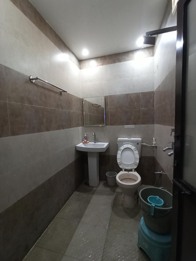 Bathroom 3, Hotel Prabhu, Solan