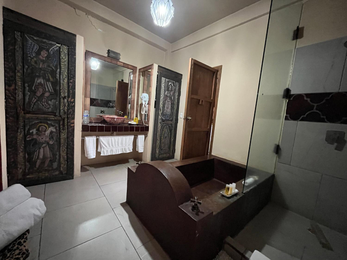 Bathroom 2, Hotel Rinconada, Allende