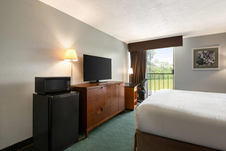 Bedroom 3, Baymont by Wyndham Salem Roanoke Area, Roanoke City