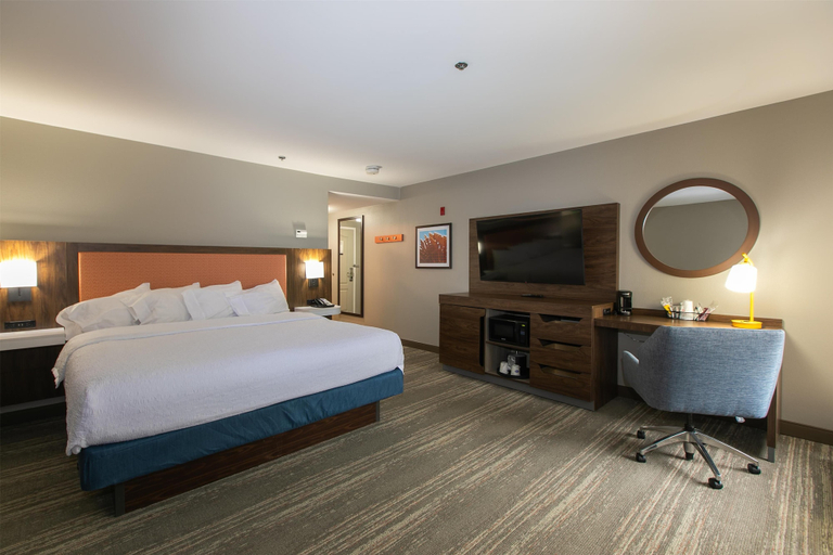 Bedroom 3, Hampton Inn & Suites Wilder, Campbell