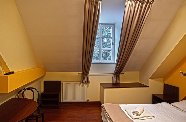 Bedroom, Teleki-Wattay Kastelyszallo, Szentendre