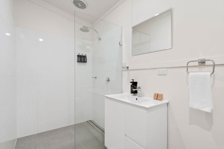 Bathroom 3, H Boutique Hotel, Cessnock