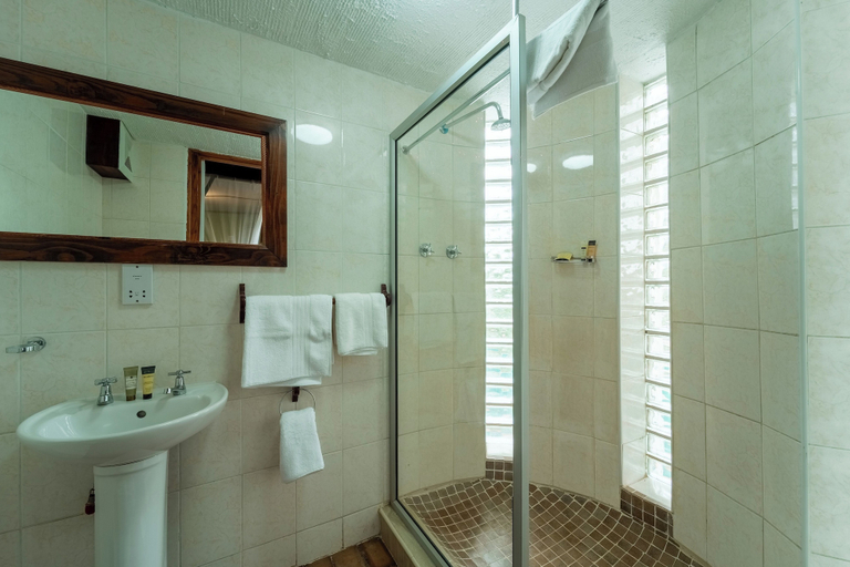 Bathroom 5, Kasongo Lodge, Hwange